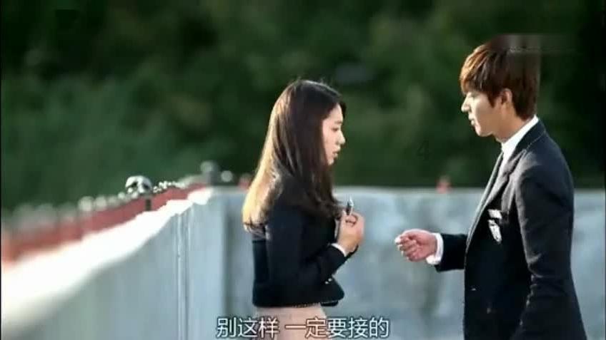 弟妹把闲钱放在银行里，也不借给家人，这么做对吗？游戏画面